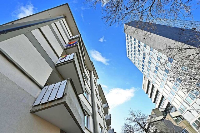 Whrend die Friedrichstrae 58 (links)...s Eckhochhaus der   Investor Unmssig.  | Foto: Michael Bamberger