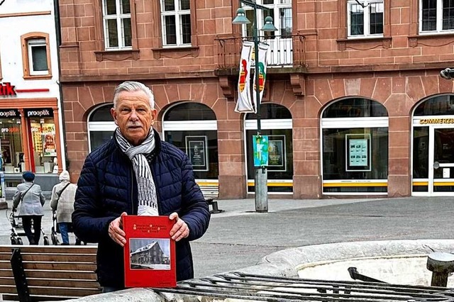 Helmut Ebner hat ein Buch ber Lrrach... der ehemalige &#8222;Schwanen&#8220;.  | Foto: Thomas Loisl Mink