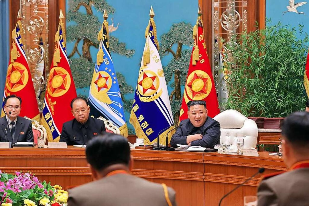 Kim Jong Un (M.), Machthaber in Nordko...artier des Zentralkomitees der Partei.  | Foto: Uncredited (dpa)