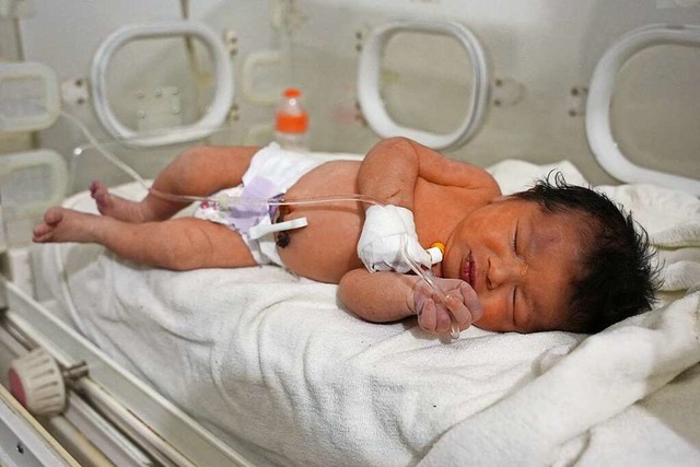 Das neugeborene Mdchen ist die einzige berlebende ihrer Familie.  | Foto: RAMI AL SAYED (AFP)