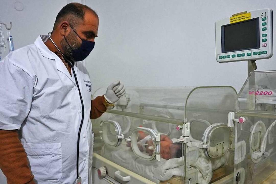 Die Kleine kam in einem Krankenhaus in... und erhielt Infusionen mit Vitaminen.  | Foto: RAMI AL SAYED (AFP)
