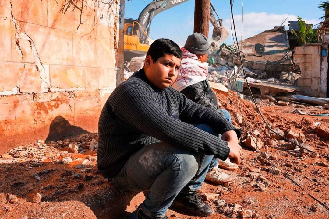 Menschen sitzen auf den Trmmern der Huser in dem syrischen Ort Dschandairis.  | Foto: RAMI AL SAYED (AFP)