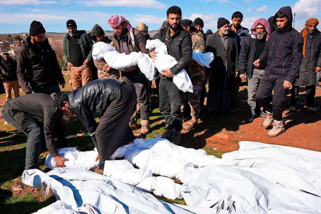 Viele Menschen kamen bei dem Erdbeben im Nordwesten Syriens ums Leben.  | Foto: RAMI AL SAYED (AFP)