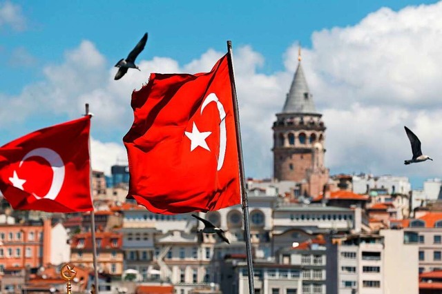 Trkische Flaggen wehen vor dem Stadtb... nach dem Erdbeben im Sdosten Sorgen.  | Foto: Lefteris Pitarakis