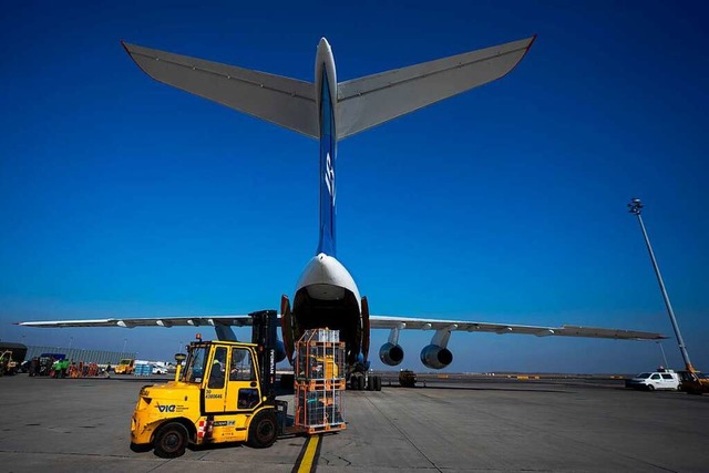 Hilfsgter werden in eine Transportmaschine verladen.  | Foto: Georg Hochmuth (dpa)