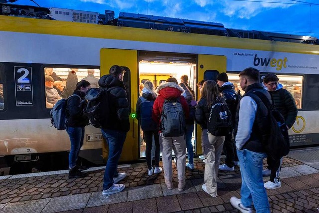 Morgens ist die Breisgau-S-Bahn oft so voll, dass es kaum freie Pltze gibt.  | Foto: Patrick Seeger/Stadt Freiburg