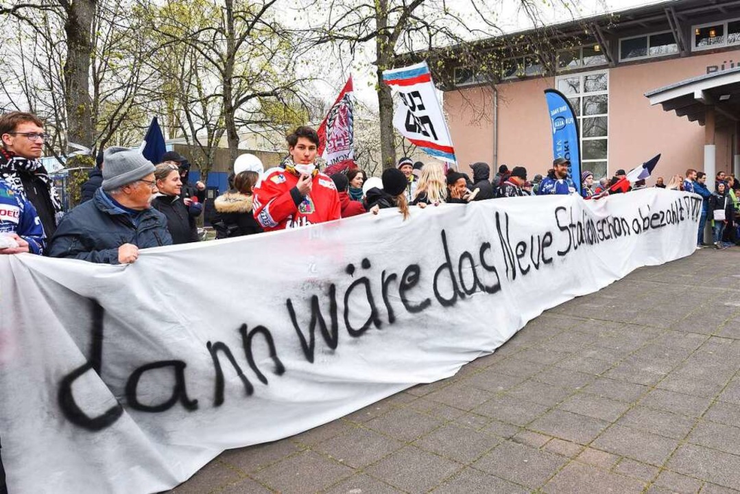 Große Mobilisierung: Mitglieder des EH...haus Zähringen für eine neue Eishalle.  | Foto: Rita Eggstein