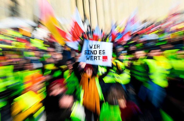 Mitarbeiter der Deutschen Post demonst...r ihre Forderungen in der Tarifrunde.  | Foto: THOMAS KIENZLE (AFP)