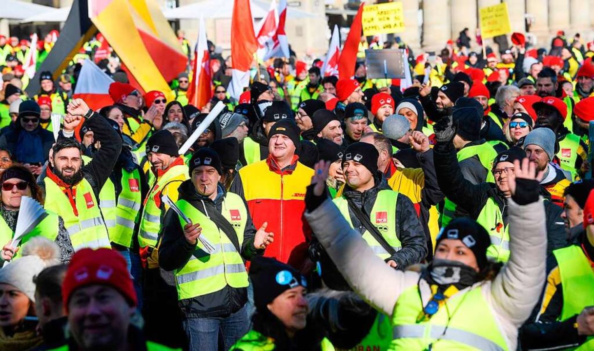 Mitarbeiter der Deutschen Post demonst...ür ihre Forderungen in der Tarifrunde.  | Foto: THOMAS KIENZLE (AFP)