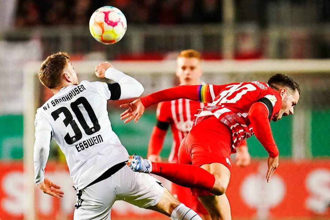 Freiburgs Christian Gnter und Sandhau...Alexander Esswein kmpfen um den Ball.  | Foto: Uwe Anspach (dpa)