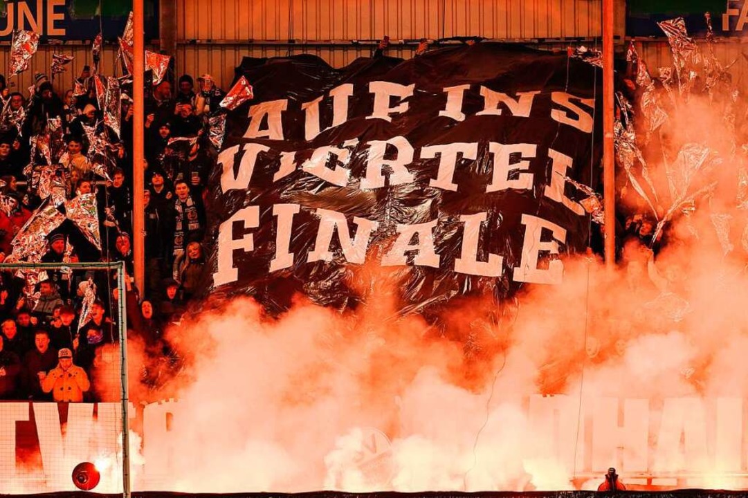 Sandhausens Fans zünden bengalisches Feuer.  | Foto: Uwe Anspach (dpa)
