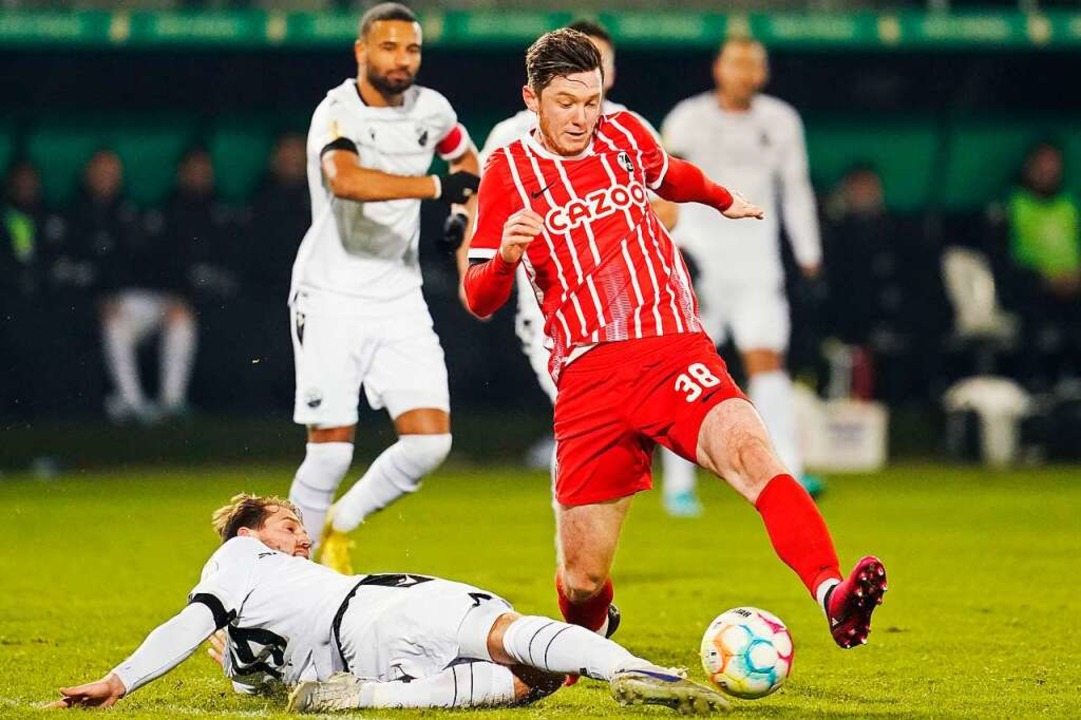 Sandhausens Immanuel Hhn und Freiburgs Michael Gregoritsch kmpfen um den Ball.  | Foto: Uwe Anspach (dpa)