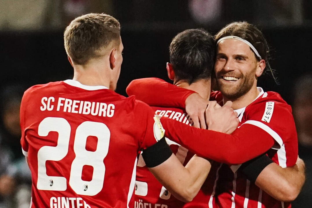 Freiburgs Lukas Höhler jubelt mit Mannschaftskollegen über das Tor zum 0:1.  | Foto: Uwe Anspach (dpa)