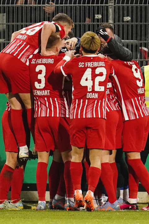 Freiburgs Mannschaft jubelt über das Tor zum 0:2.  | Foto: Uwe Anspach (dpa)