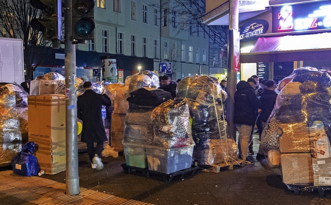 Hilfsgüter in Berlin, bereit zum Verladen.  | Foto: Paul Zinken