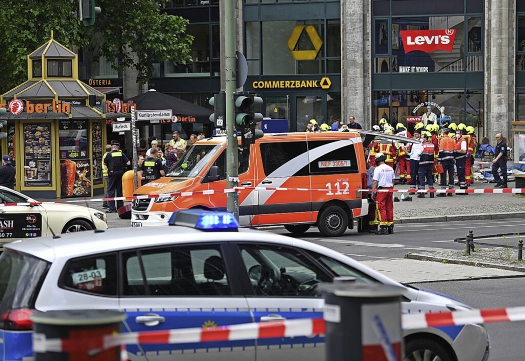 Polizei und Rettungsdienste sichern da...hrt am Kurfrstendamm am 8. Juni 2022.  | Foto: Fabian Sommer (dpa)