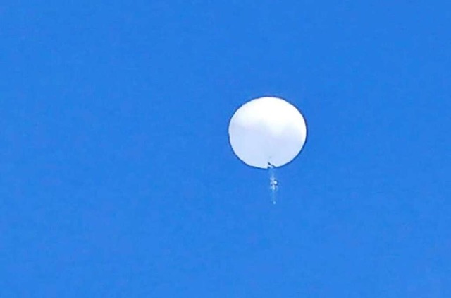 Der chinesische Ballon im US-Luftraum ... Verhltnis von Peking und Washington.  | Foto: Travis Huffstetler (dpa)