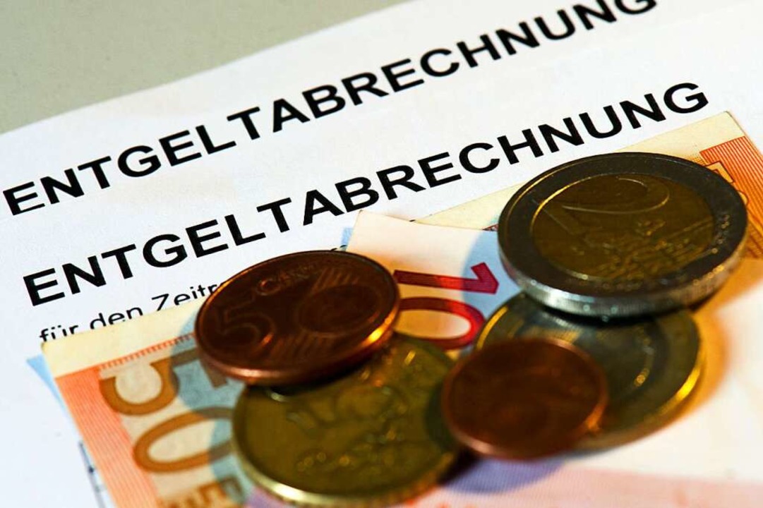 Die hohe Inflation nagt an der Kaufkraft der Löhne.   | Foto: Arno Burgi (dpa)