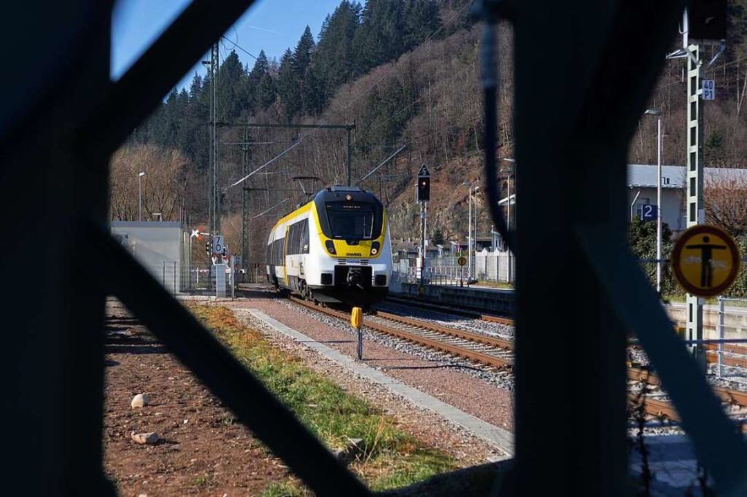 Er war pnktlich: Ein Triebwagen fhrt...enstag in den Waldkircher Bahnhof ein.  | Foto: Patrik Mller