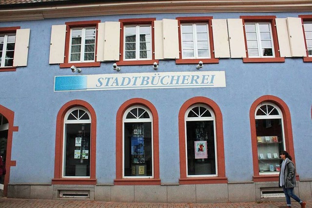 Seit 21 Jahren ist das blaue Haus an d...Hauptstrae Domizil der Stadtbcherei.  | Foto: Victoria Langelott