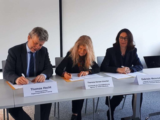 Sie unterzeichneten den Kooperationsve... Denzer-Urschel und Gabriele Weinrich.  | Foto: Juliana Eiland-Jung