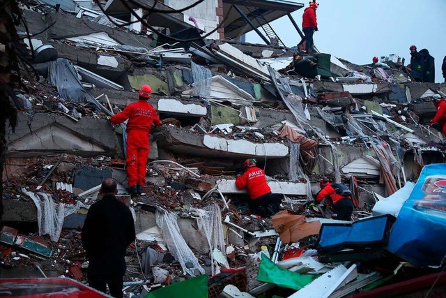 Rettungskrfte in der Osttrkei suchen...m schweren Erdbeben nach berlebenden.  | Foto: Li Zhenbei (dpa)