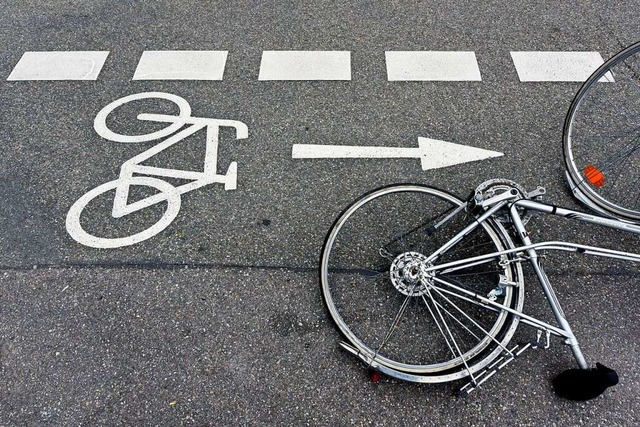 Ein Radfahrer ist nach einem Sturz ges...mutet medizinische Grnde. Symbolbild.  | Foto: Thomas Kunz