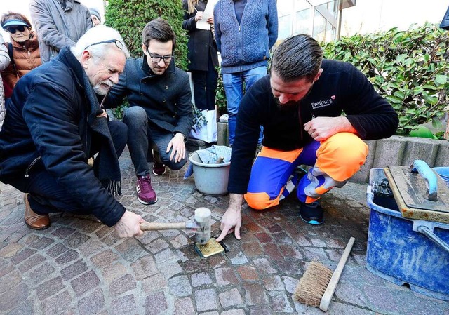 Friedhelm Mielnik (links) war bei der ...l Kaufmehl vom Garten- und Tiefbauamt.  | Foto: Ingo Schneider