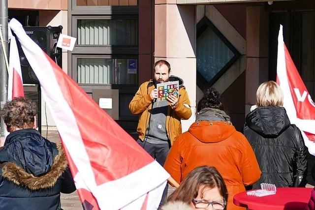 Verdi demonstriert fr hhere Entgelte vor dem Landratsamt in Lrrach