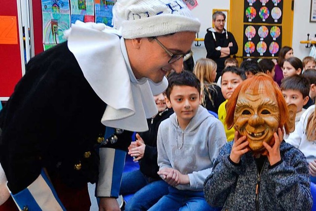 Das Ausprobieren der Masken mit dem Ga...r) machte den Kindern besonderen Spa.  | Foto: Christiane Sahli
