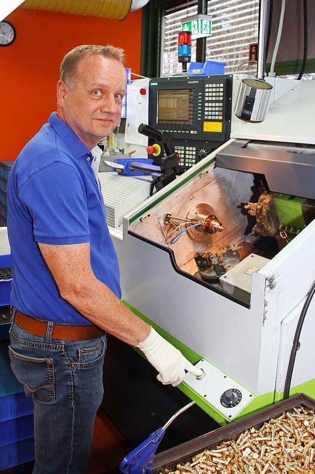 Praktikant Rontke an einer Maschine, die Metallteile diamantiert.  | Foto: Gert Brichta