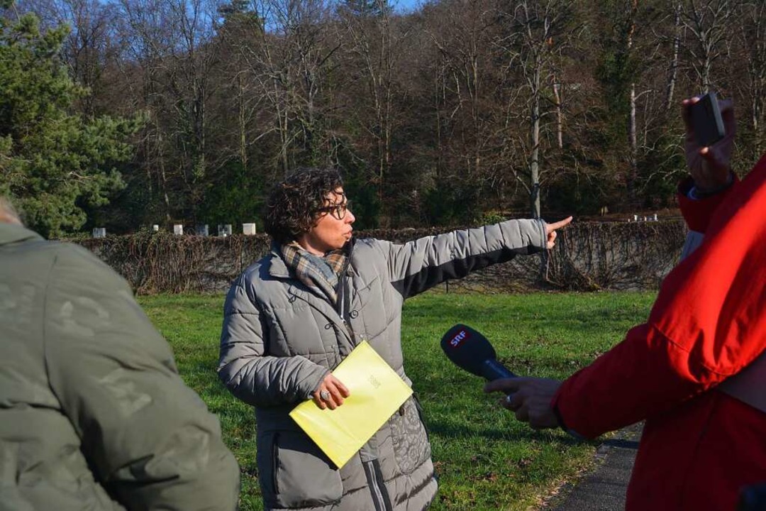 Anja Bandi, Leiterin der Friedhfe Bas...ehe an einer Hecke hinterlassen haben.  | Foto: Savera Kang