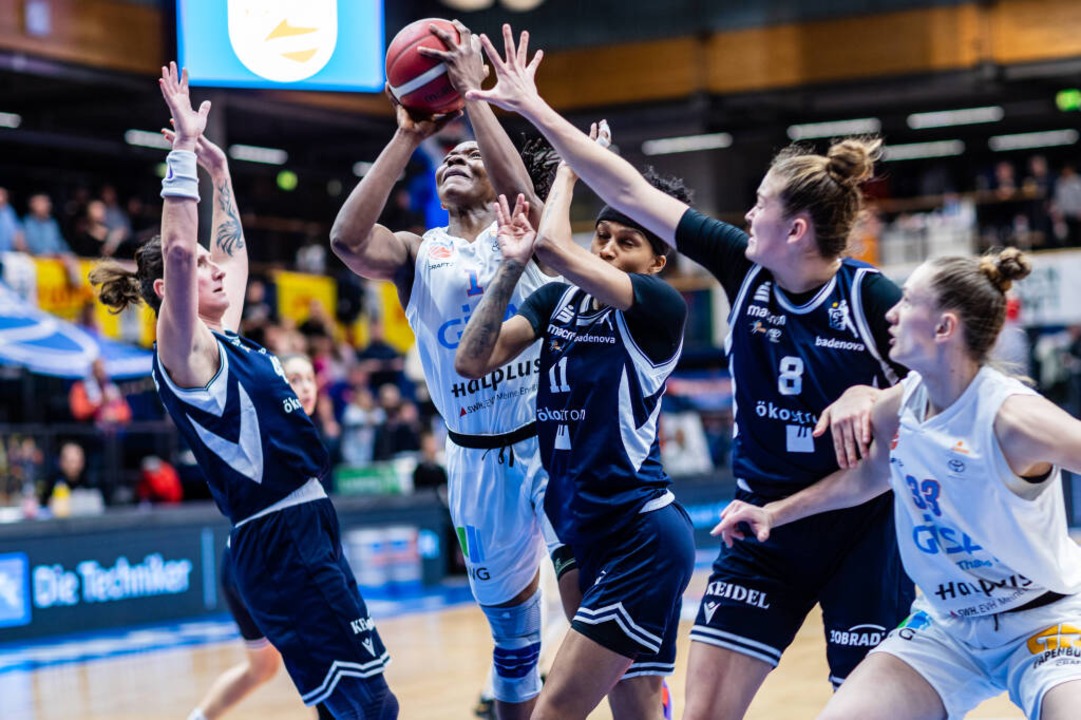 Uju Ugoka von den Gisa Lions MBC setzt...innen der Eisvgel USC Freiburg durch.  | Foto: IMAGO/Hartmut Boesener