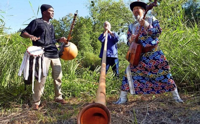 Pape Dieye, Franz Schssele und Enkhja...rvaanchig lassen Weltmusik erklingen.   | Foto: Thilmann Krieg/Kulturbro Offenburg