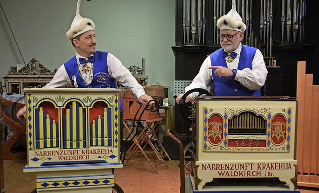 Vogt Andreas Klausmann (links) spielt ...Vogt Michael Behringer die alte Orgel.  | Foto: Hubert Bleyer