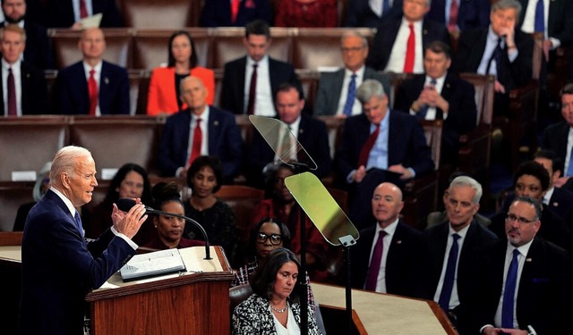Joe Biden bei seiner Rede am Dienstaga...ammelten beiden Husern des Kongresses  | Foto: WIN MCNAMEE (AFP)
