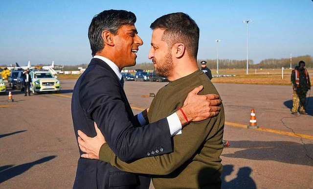 Grobritanniens Regierungschef Rishi S...ymyr Selenskyj, schon am Flughafen ab.  | Foto: HANDOUT (AFP)