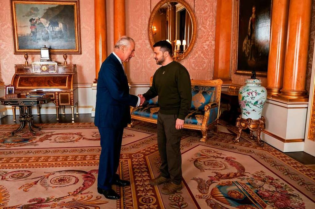 Knig Charles III. (l) empfngt Wolody...ent der Ukraine, im Buckingham Palace.  | Foto: Aaron Chown (dpa)