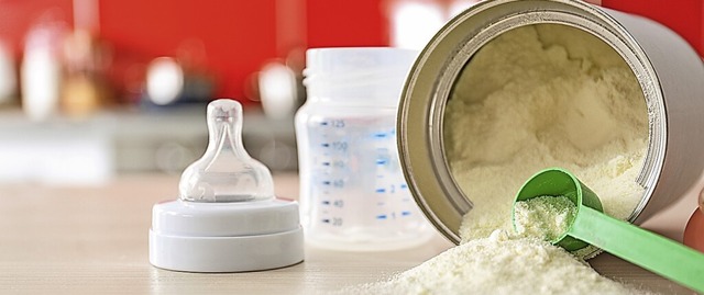 Milchpulver kann keine bioaktiven Muttermilchsubstanzen nachbilden.  | Foto: Africa Studio - stock.adobe.com