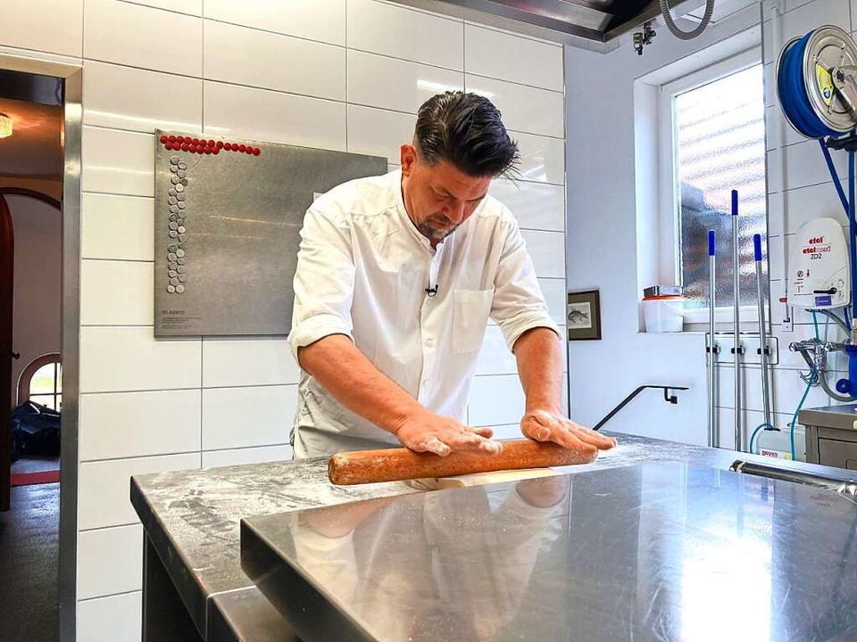 Tim Mälzer beim Einsatz in der Küche des &#8222;Adlers&#8220; in Reichenbach  | Foto: RTL / Endemol Shine / Julia Zemke