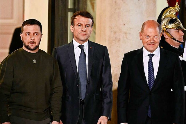 Wolodymyr Selenskyj, Emmanuel Macron u...rbeitsessen im Elysee-Palast zusammen.  | Foto: Julien Mattia (dpa)