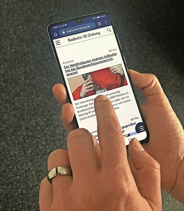 Die Zeitung auf dem Smartphone  | Foto: Ulrich Zellmann