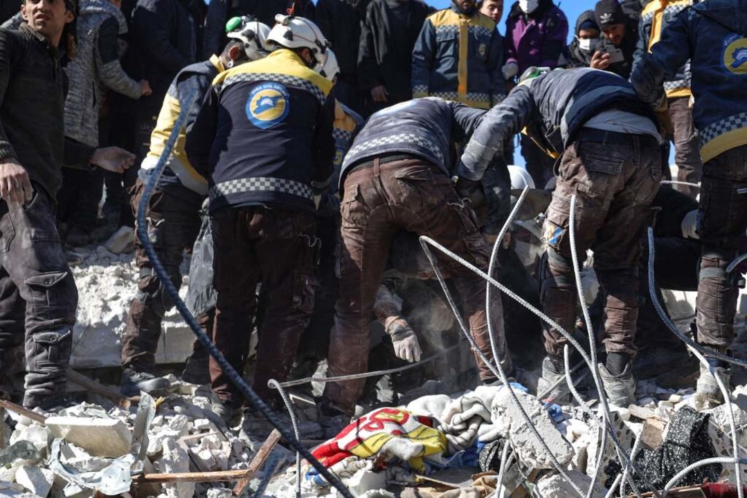 Verzweifelte Suche nach berlebenden  | Foto: ABDULAZIZ KETAZ (AFP)
