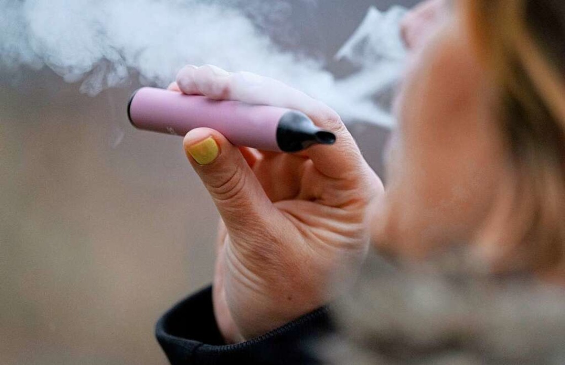 E-Zigaretten gelten als &#8222;cooler&#8220; als herkömmliche.  | Foto: Marijan Murat (dpa)