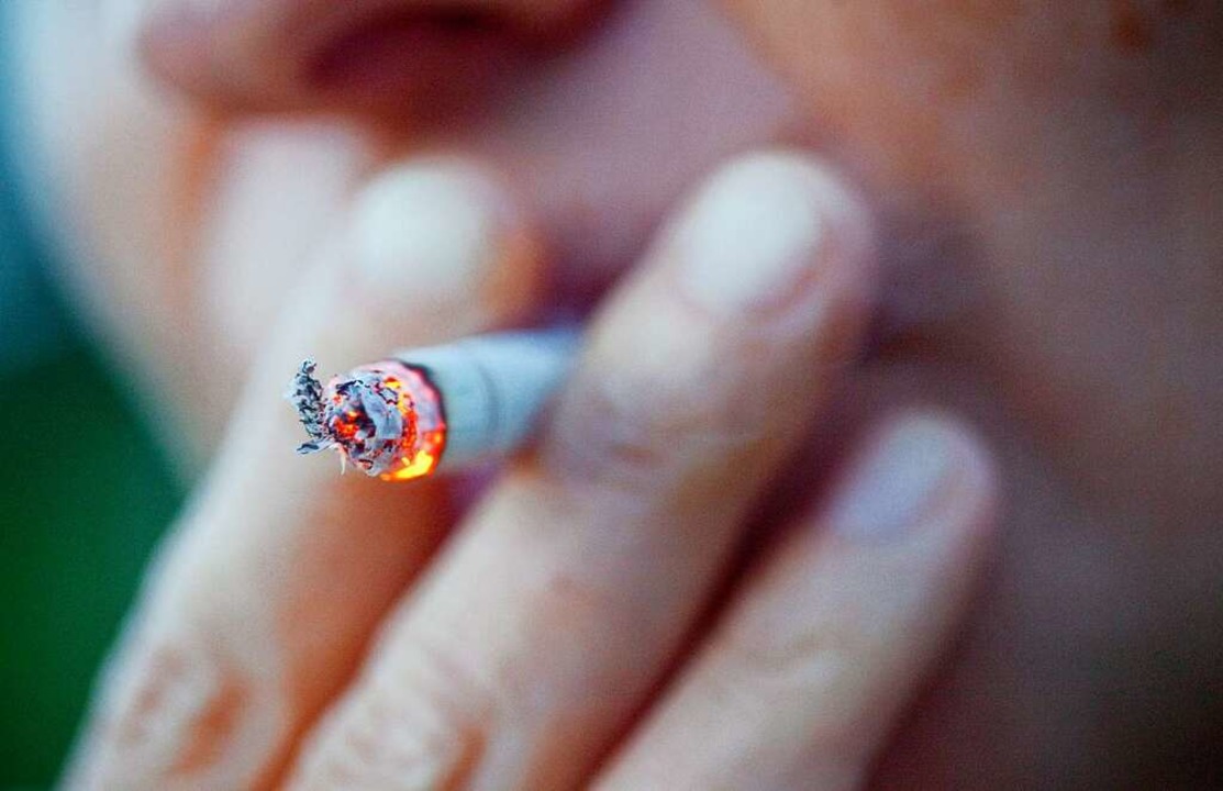 Die Zahl der Jugendlichen Raucher ist 2022 gestiegen.  | Foto: Christoph Schmidt (dpa)