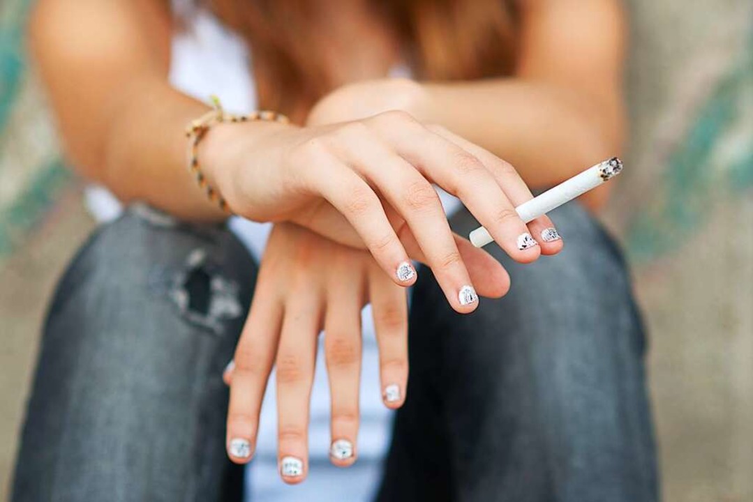 Immer mehr Jugendliche rauchen, aber immer weniger trinken zuviel.  | Foto: Solid photos / stock.adobe.com