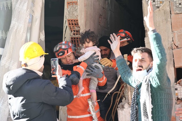 Ein Sdkoreanisches Rettungsteam rette...auses, nach dem verheerenden Erdbeben.  | Foto: - (dpa)