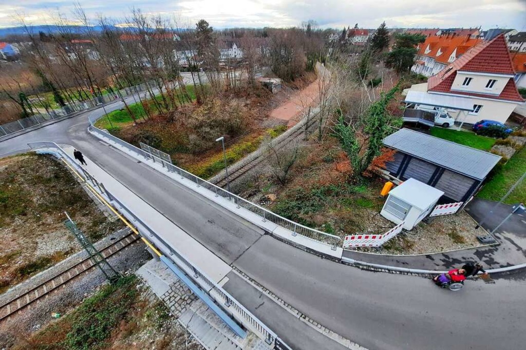Die Ersatzbrücke ist schon befahrbar, ... hinter dem Haus rechts gebaut werden.  | Foto: Hannes Lauber