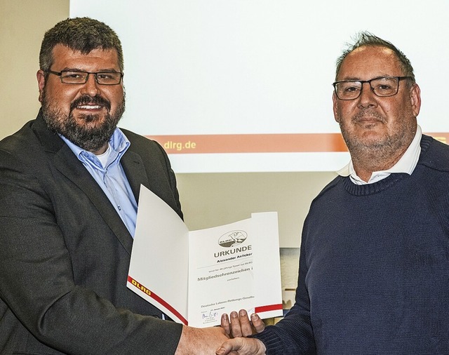 Oliver Wagener (links) ehrt Alexander Anlicker fr 40 Jahre Mitgliedschaft.  | Foto: DLRG