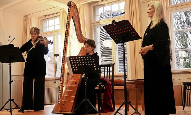 Das musikalische Trio um Sngerin Mari...ssi und Violinistin Olivia Centurioni   | Foto: Walter Ksters